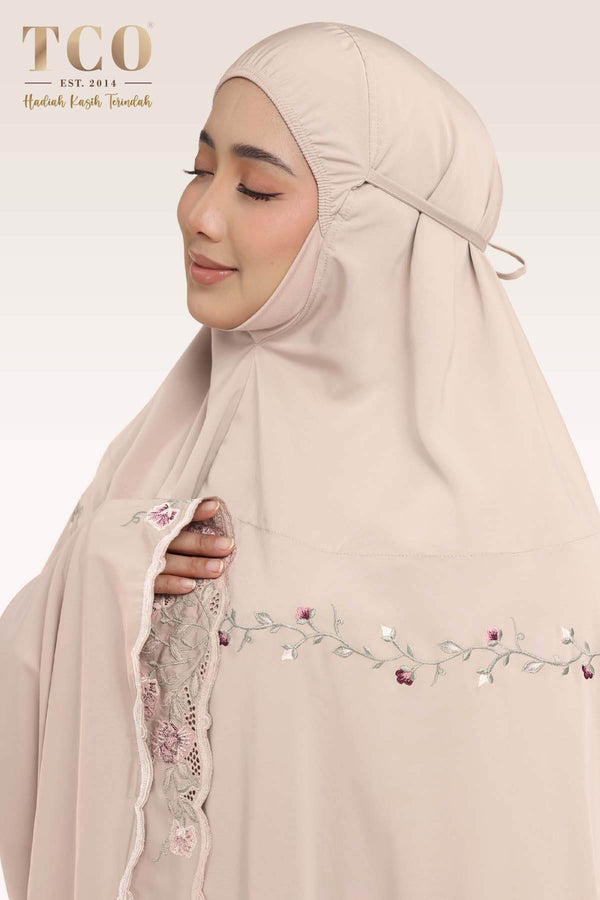 Telekung Mekar Luxe in Almondy Latte