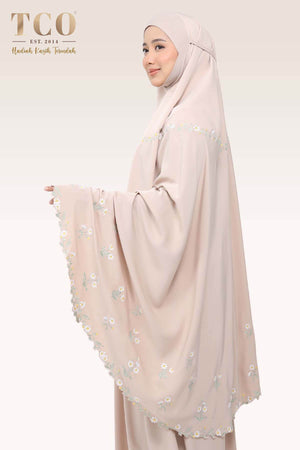 Telekung Daisy Luxe in Almondy Latte