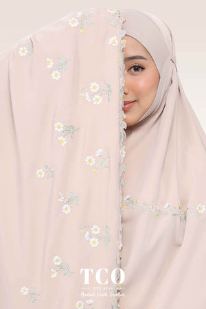 Telekung Daisy Luxe in Almondy Latte