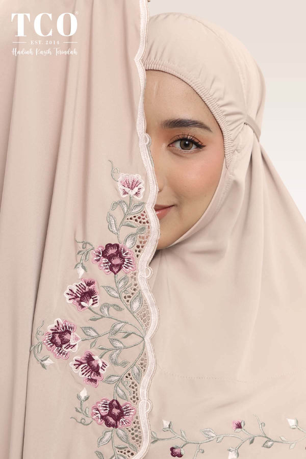 Telekung Mekar Luxe in Almondy Latte