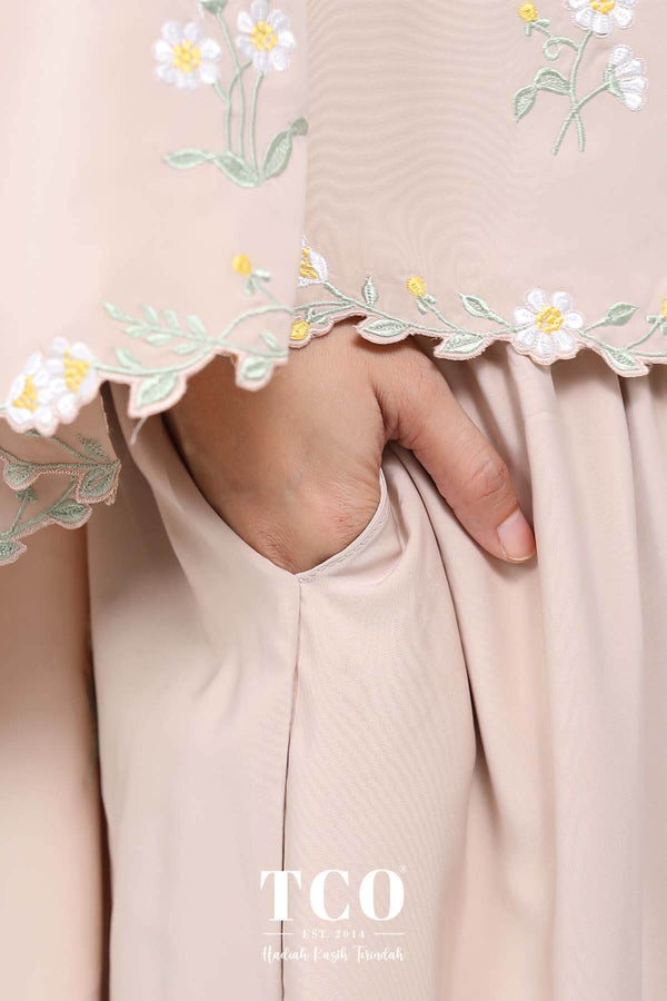 Telekung Daisy Luxe in Almondy Latte