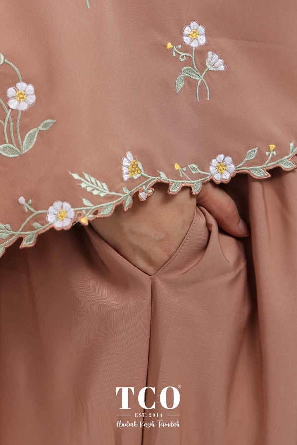 Telekung Daisy Luxe in Burnt Brick
