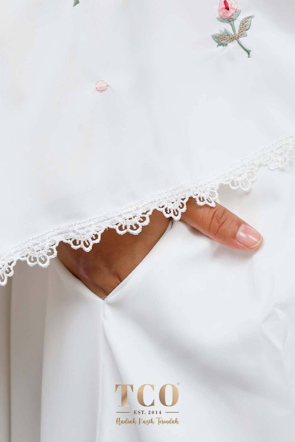 Telekung Nuur Petal in Off White Fuchsia