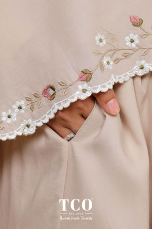 Telekung Pearl Yasmine in Sandy Latte